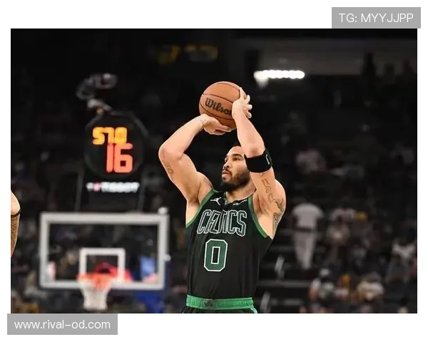 布朗以挡拆无球拉开空间，提升外线威胁与塔图姆互补